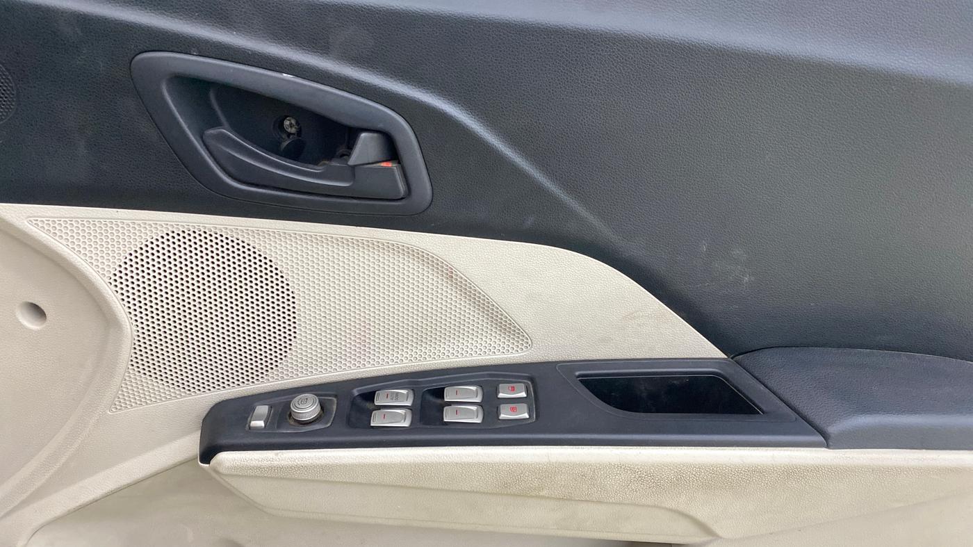 2022 Mahindra XUV300 W8 (O) 1.2 PETROL AMT, Petrol, Automatic, 80,718 km, Driver Side Door Panels Control