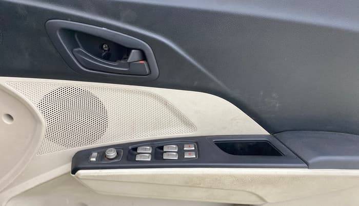 2022 Mahindra XUV300 W8 (O) 1.2 PETROL AMT, Petrol, Automatic, 80,718 km, Driver Side Door Panels Control