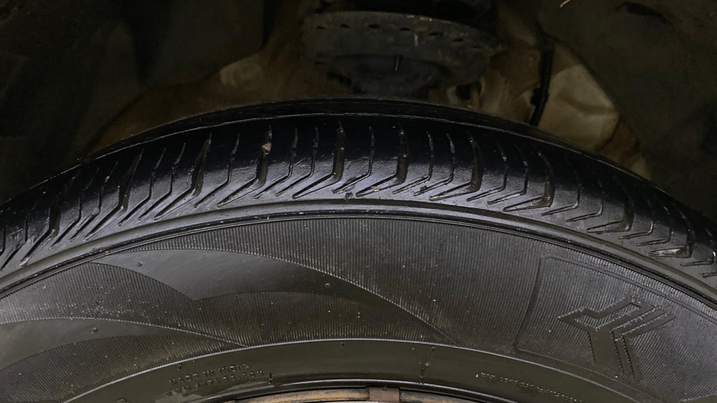 2022 Mahindra XUV300 W8 (O) 1.2 PETROL AMT, Petrol, Automatic, 80,718 km, Right Front Tyre Tread