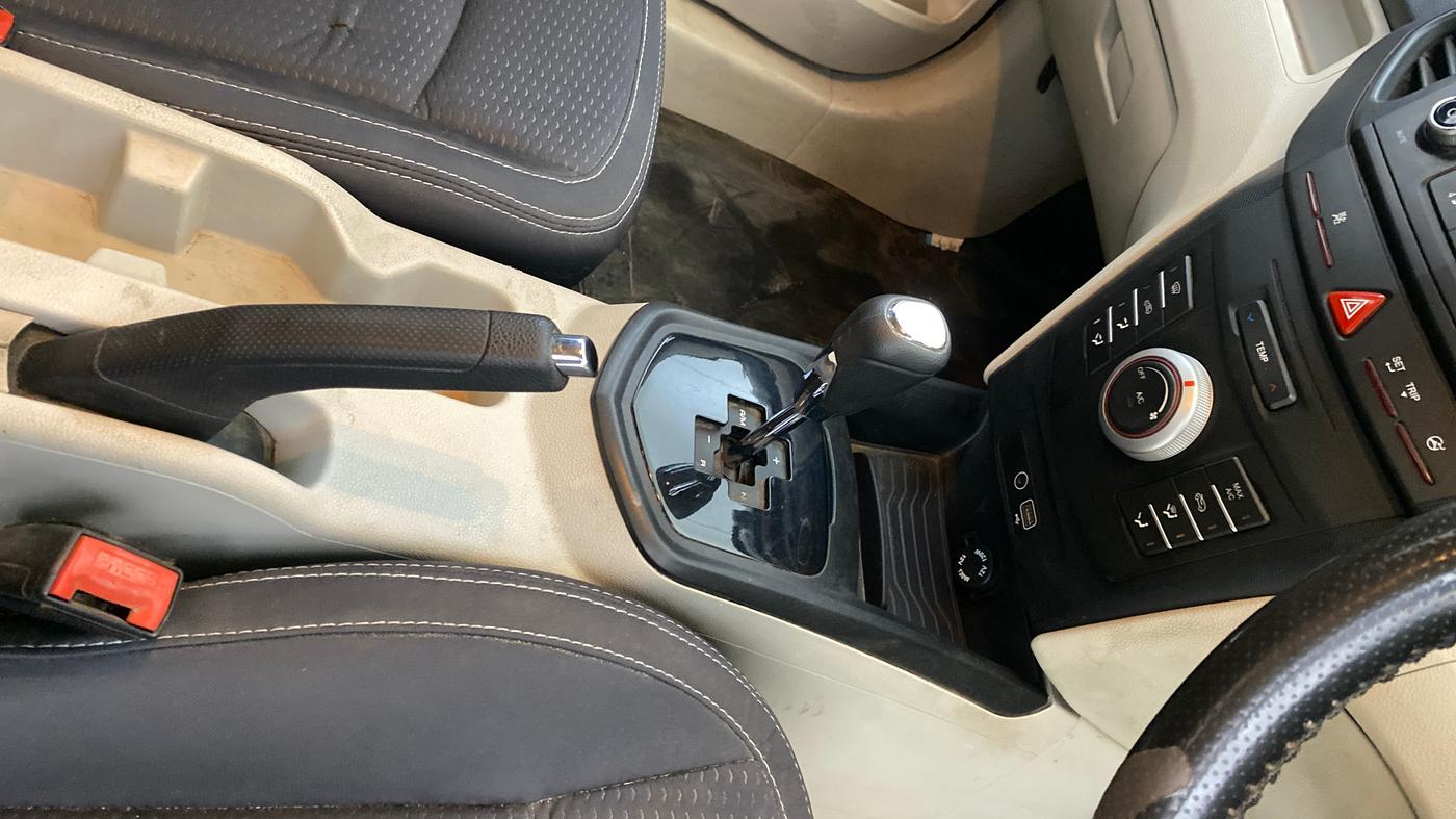 2022 Mahindra XUV300 W8 (O) 1.2 PETROL AMT, Petrol, Automatic, 80,718 km, Gear Lever