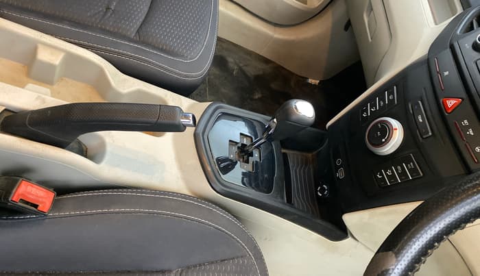2022 Mahindra XUV300 W8 (O) 1.2 PETROL AMT, Petrol, Automatic, 80,718 km, Gear Lever
