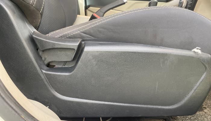 2022 Mahindra XUV300 W8 (O) 1.2 PETROL AMT, Petrol, Automatic, 80,718 km, Driver Side Adjustment Panel