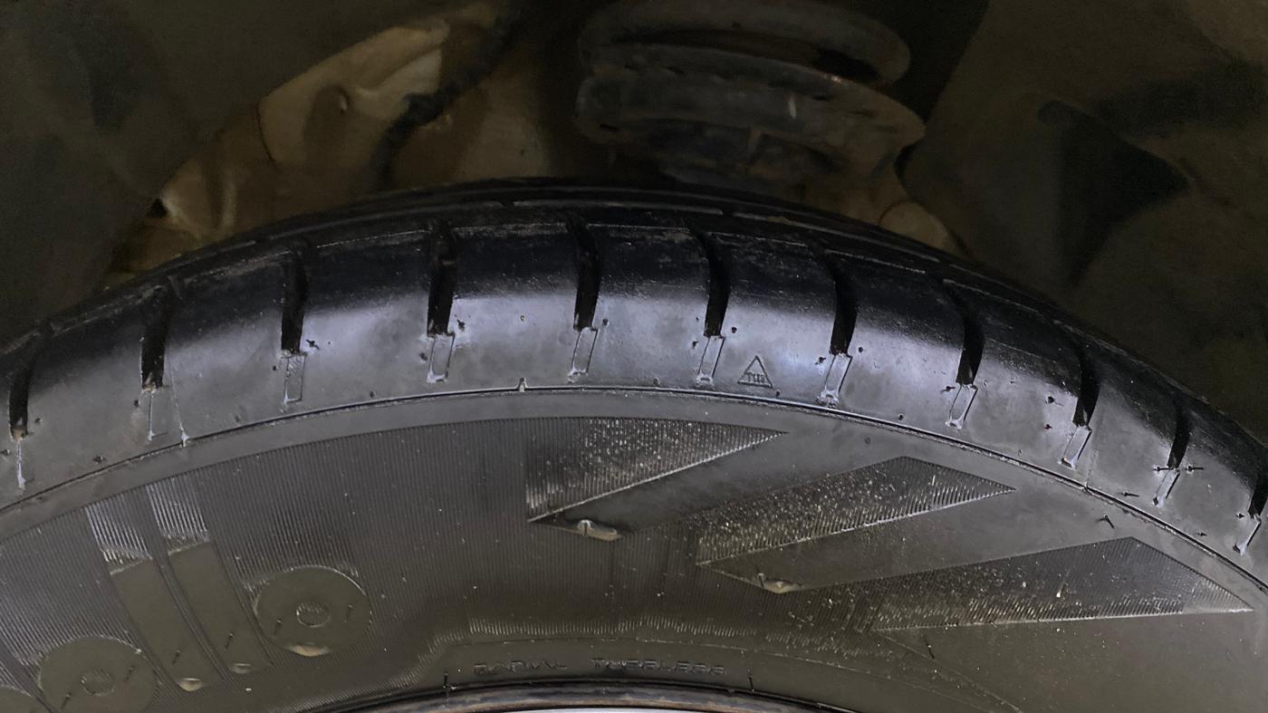 2022 Mahindra XUV300 W8 (O) 1.2 PETROL AMT, Petrol, Automatic, 80,718 km, Left Front Tyre Tread