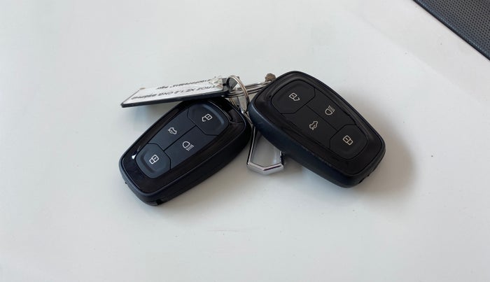 2023 Tata ALTROZ XZ CNG, CNG, Manual, 37,900 km, Key Close Up