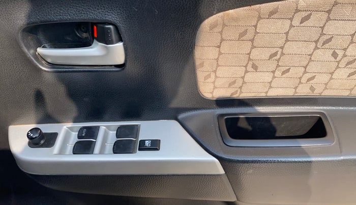 2016 Maruti Wagon R 1.0 VXI, Petrol, Manual, 41,029 km, Driver Side Door Panels Control