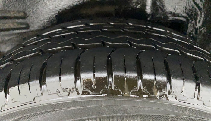 2015 Toyota Corolla Altis GL, Petrol, Manual, 1,00,530 km, Right Rear Tyre Tread