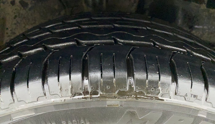 2015 Toyota Corolla Altis GL, Petrol, Manual, 1,00,530 km, Right Front Tyre Tread