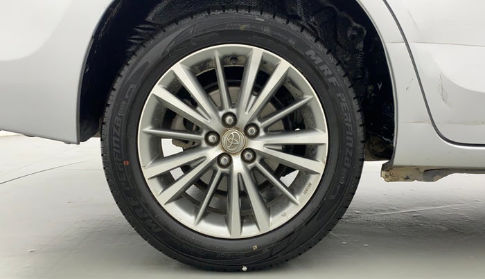 2015 Toyota Corolla Altis GL, Petrol, Manual, 1,00,530 km, Right Rear Wheel