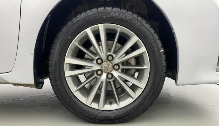 2015 Toyota Corolla Altis GL, Petrol, Manual, 1,00,530 km, Right Front Wheel