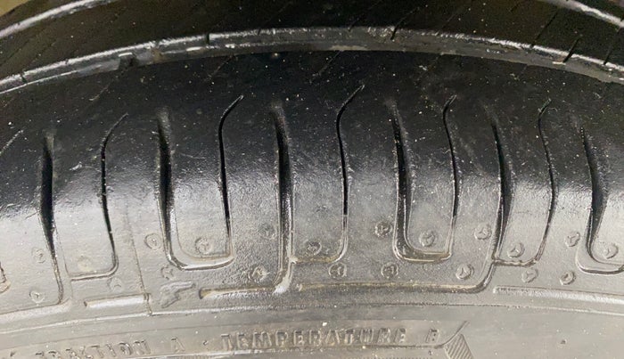 2016 Maruti Swift Dzire VXI, Petrol, Manual, 37,575 km, Right Front Tyre Tread