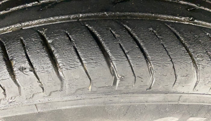 2021 Renault Kiger RXT 1.0 TURBO MT DUAL TONE, Petrol, Manual, 38,172 km, Right Front Tyre Tread