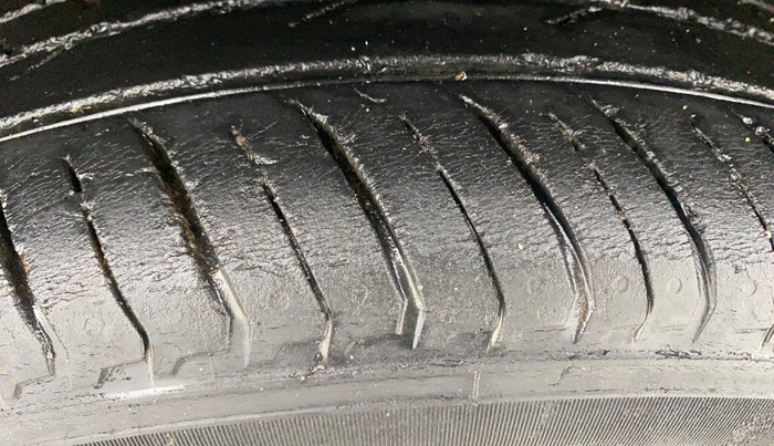 2021 Renault Kiger RXT 1.0 TURBO MT DUAL TONE, Petrol, Manual, 38,172 km, Right Rear Tyre Tread