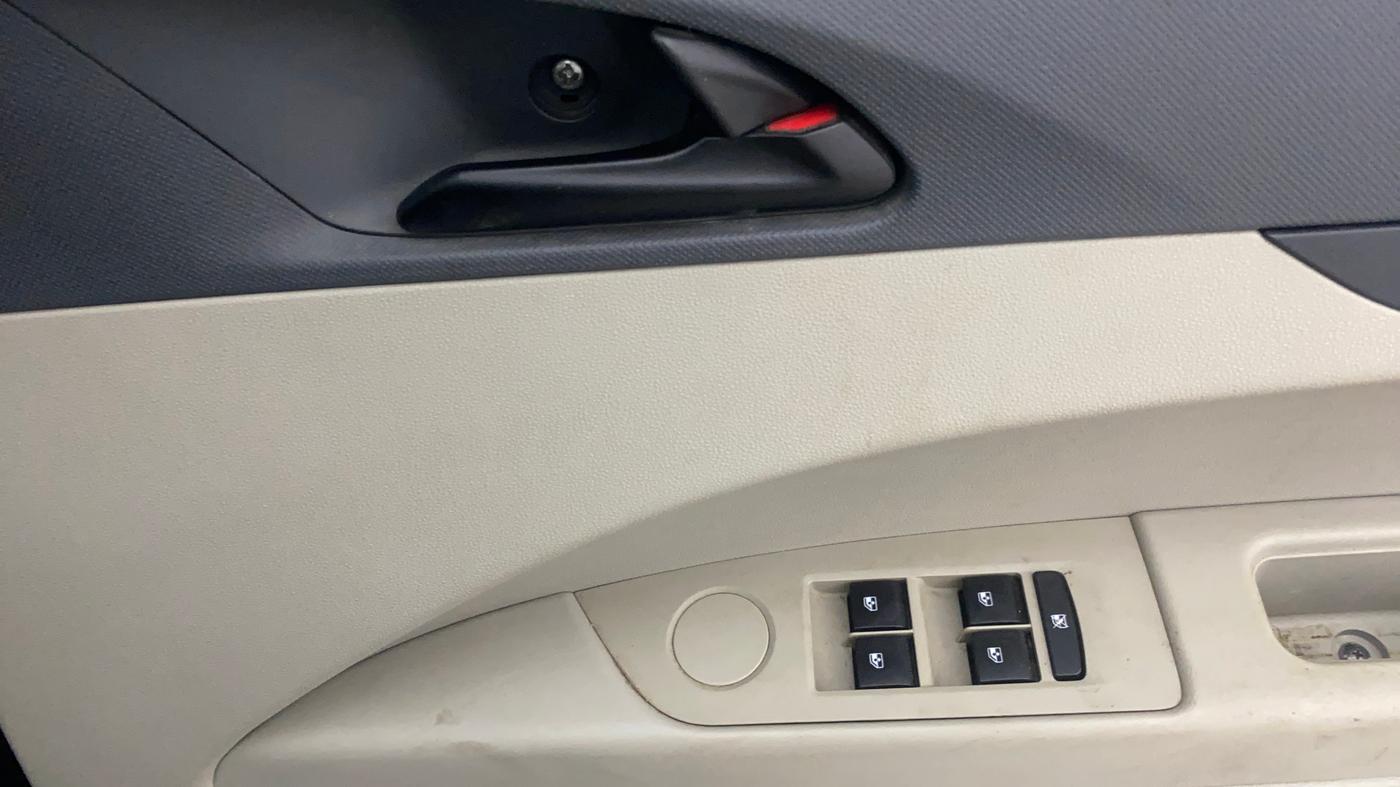 2018 Mahindra MARAZZO M2 7STR, Diesel, Manual, 1,13,503 km, Driver Side Door Panels Control