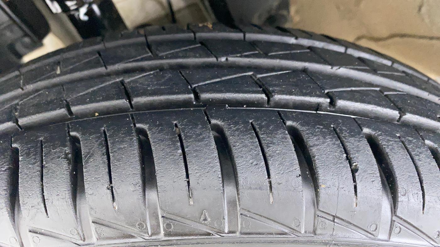 2021 Renault Kwid 1.0 RXT Opt, Petrol, Manual, 3,959 km, Left Front Tyre Tread