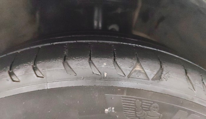 2017 Maruti Baleno ZETA CVT PETROL 1.2, Petrol, Automatic, 1,14,767 km, Right Front Tyre Tread