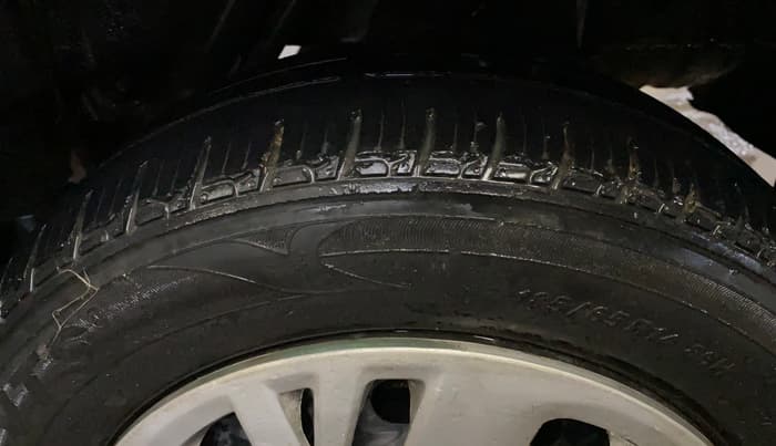 2016 Mahindra Kuv100 K4 6 STR, Petrol, Manual, 61,047 km, Left Rear Tyre Tread