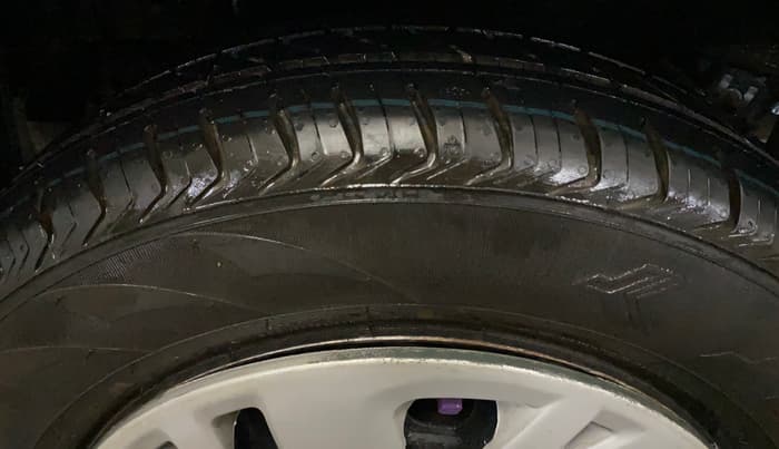 2016 Mahindra Kuv100 K4 6 STR, Petrol, Manual, 61,047 km, Right Rear Tyre Tread