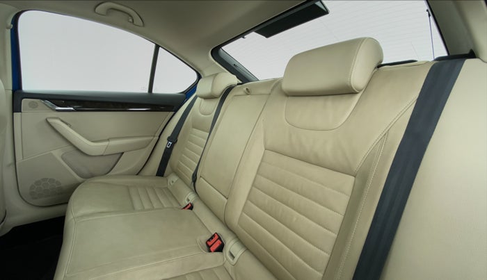 2014 Skoda Octavia ELEGANCE 2.0 TDI CR AT, Diesel, Automatic, 73,594 km, Right Side Rear Door Cabin