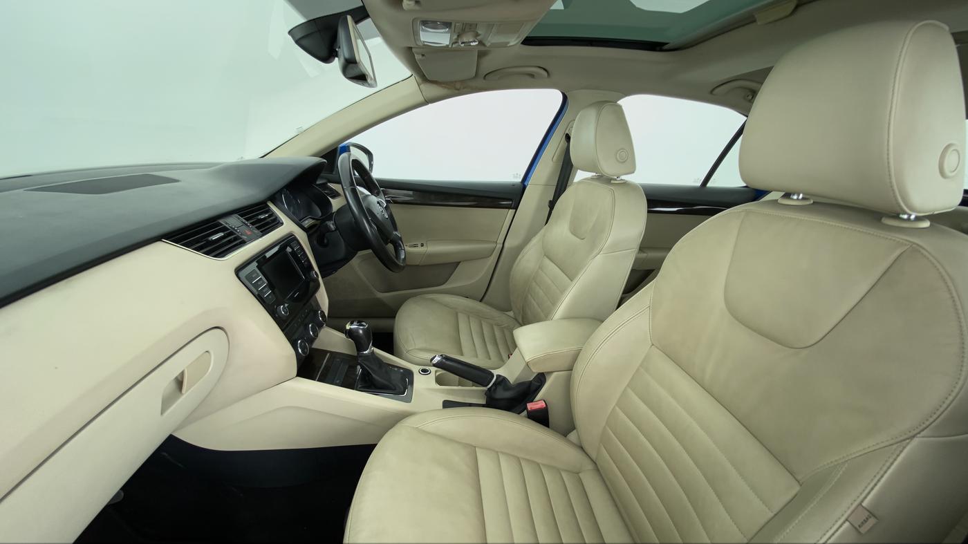 2014 Skoda Octavia ELEGANCE 2.0 TDI CR AT, Diesel, Automatic, 73,594 km, Right Side Front Door Cabin
