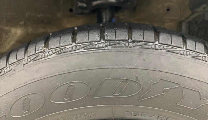 2013 Maruti Swift VXI, Petrol, Manual, 99,088 km, Right Front Tyre Tread