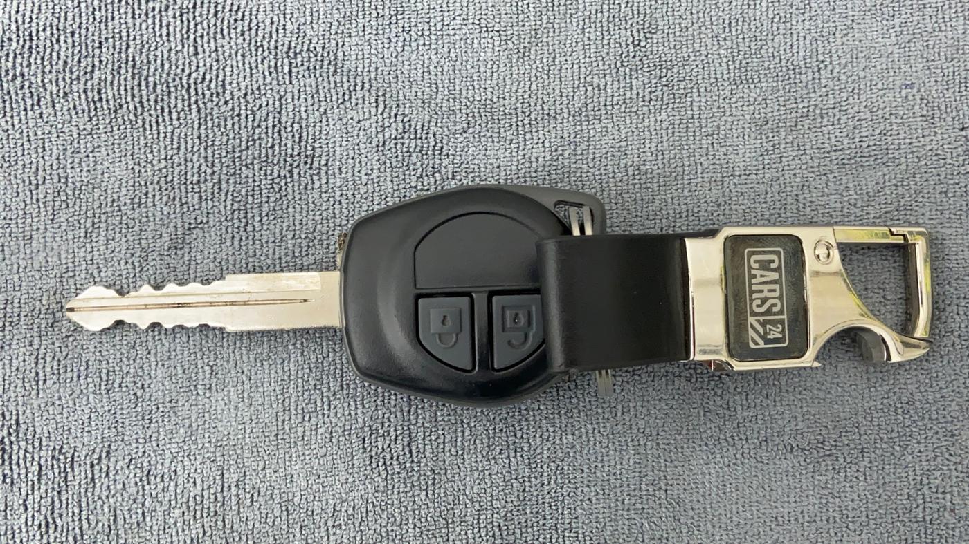 2017 Maruti Swift LXI D, Petrol, Manual, 33,174 km, Key Close Up