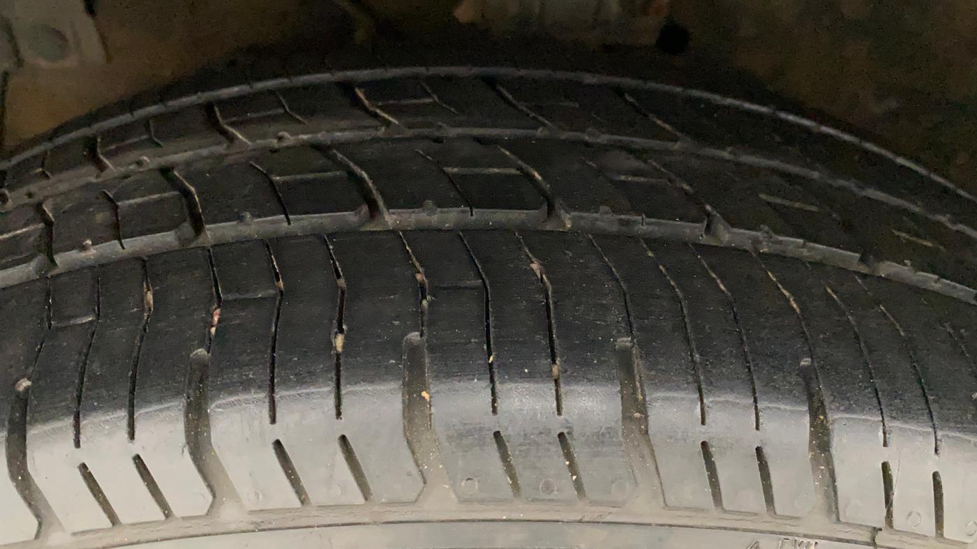 2016 Maruti Ertiga VXI, Petrol, Manual, 75,759 km, Left Front Tyre Tread