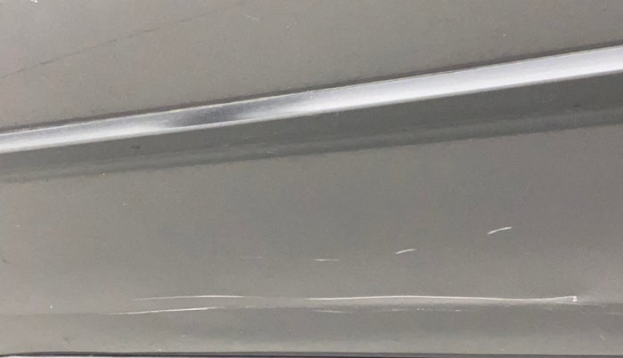 2016 Maruti Ertiga VXI, Petrol, Manual, 75,759 km, Front passenger door - Minor scratches