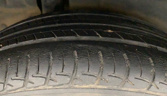 2016 Maruti Ertiga VXI, Petrol, Manual, 75,759 km, Right Rear Tyre Tread