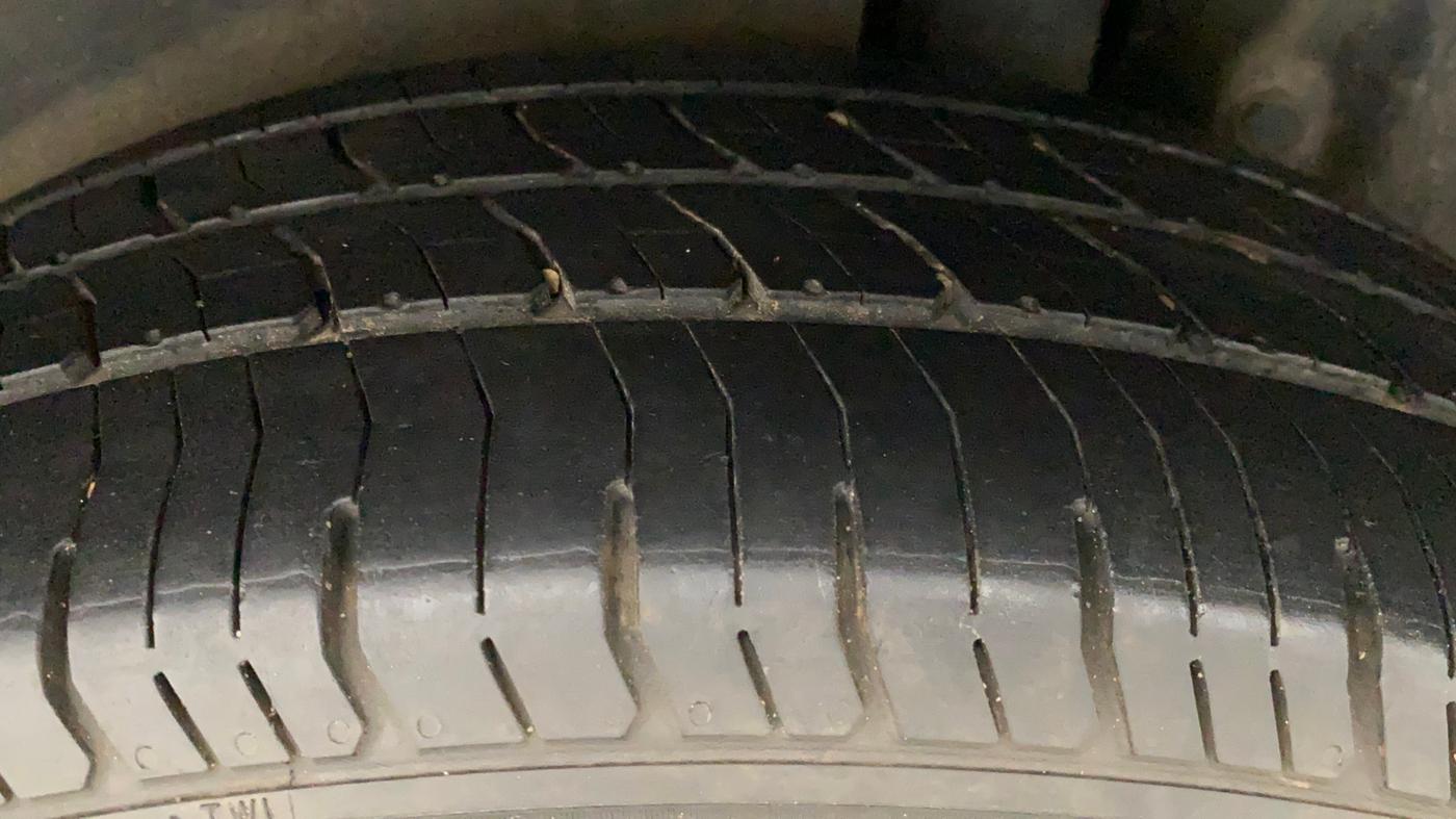 2016 Maruti Ertiga VXI, Petrol, Manual, 75,759 km, Left Rear Tyre Tread