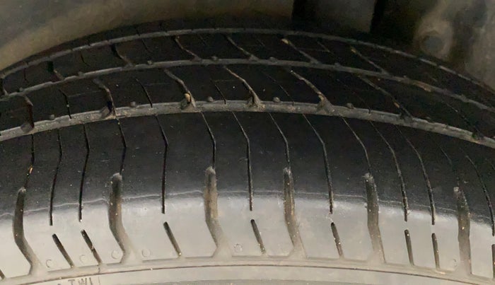 2016 Maruti Ertiga VXI, Petrol, Manual, 75,759 km, Left Rear Tyre Tread
