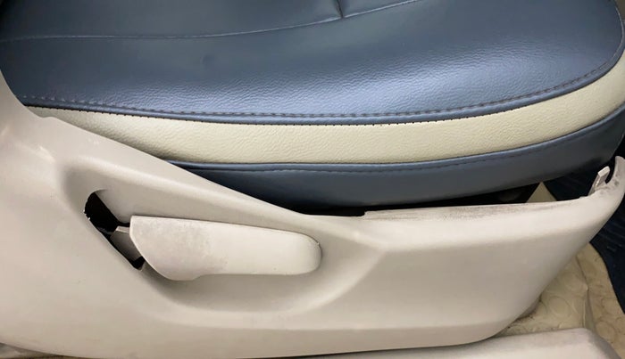 2016 Maruti Ertiga VXI, Petrol, Manual, 75,759 km, Second-row right seat - Seat side trim has minor damage