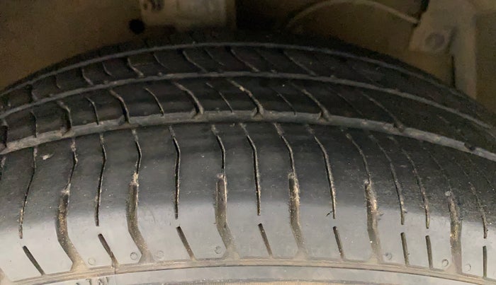 2016 Maruti Ertiga VXI, Petrol, Manual, 75,759 km, Right Front Tyre Tread