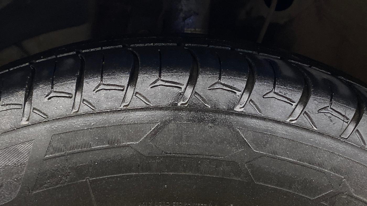 2022 Maruti Dzire ZXI AMT, Petrol, Automatic, 1,10,380 km, Left Front Tyre Tread