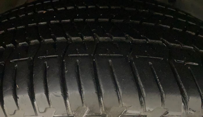 2016 Mahindra XUV500 W6 AT, Diesel, Automatic, 76,499 km, Right Front Tyre Tread