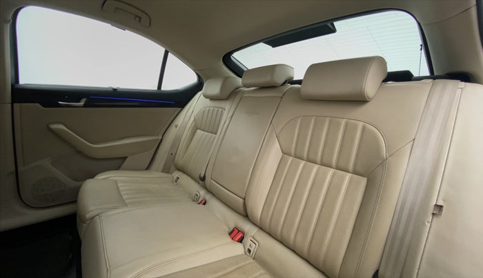 2017 Skoda Superb 1.8 TSI LK AT, Petrol, Automatic, 22,446 km, Right Side Door Cabin View