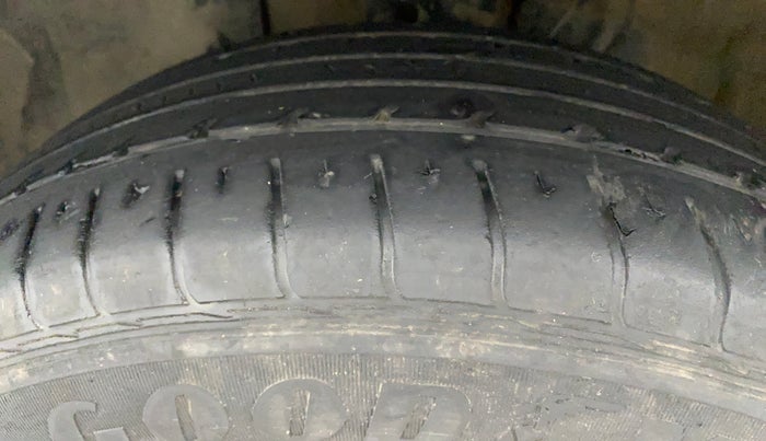 2020 Hyundai VENUE S+ 1.2, Petrol, Manual, 25,343 km, Left Front Tyre Tread