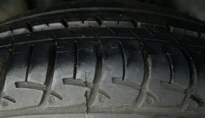 2017 Maruti Ciaz ZETA 1.4  AT PETROL, Petrol, Automatic, 14,148 km, Right Rear Tyre Tread