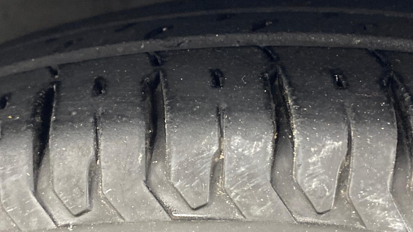 2012 Hyundai i10 SPORTZ 1.2 AT, Petrol, Automatic, 37,651 km, Right Front Tyre Tread