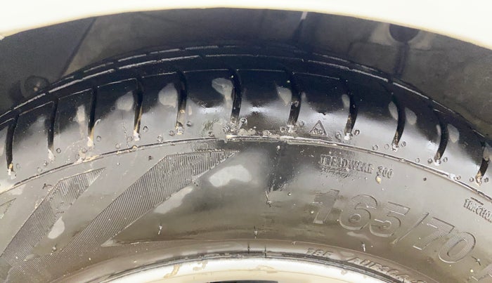 2016 Hyundai Xcent SX 1.2, CNG, Manual, 1,05,179 km, Right Rear Tyre Tread