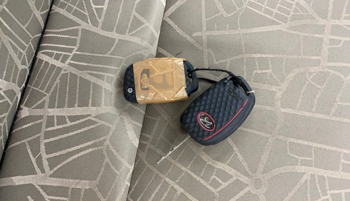 2016 Hyundai Xcent SX 1.2, CNG, Manual, 1,05,179 km, Key Close Up