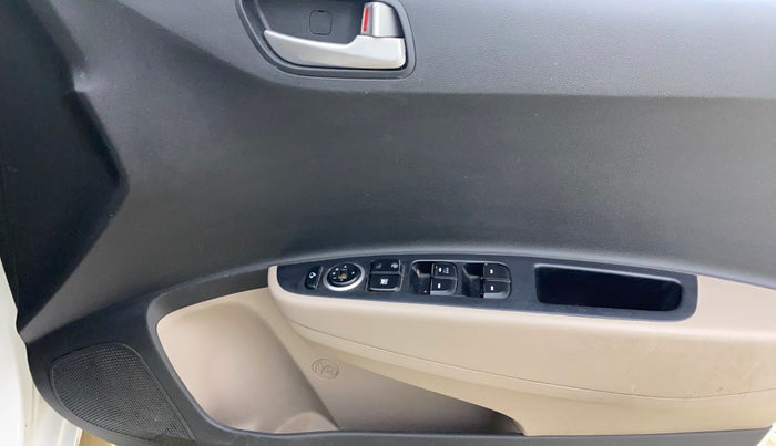 2016 Hyundai Xcent SX 1.2, CNG, Manual, 1,05,179 km, Driver Side Door Panels Control