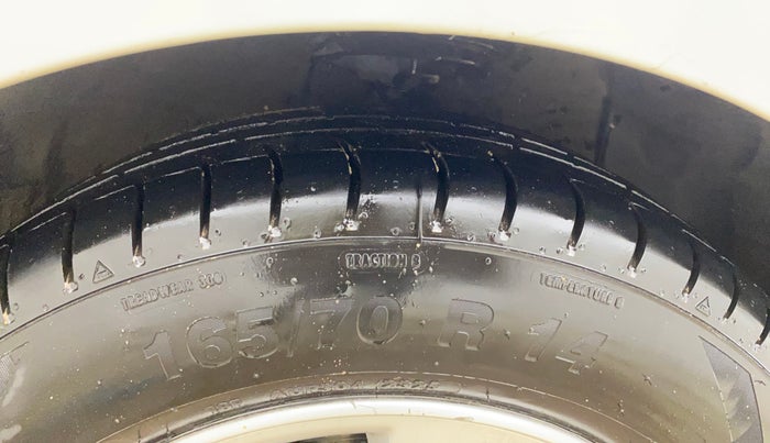 2016 Hyundai Xcent SX 1.2, CNG, Manual, 1,05,179 km, Right Front Tyre Tread