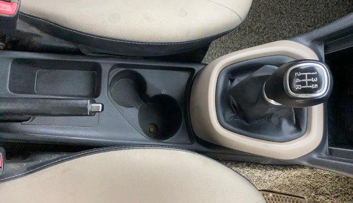 2016 Hyundai Xcent SX 1.2, CNG, Manual, 1,05,179 km, Gear Lever