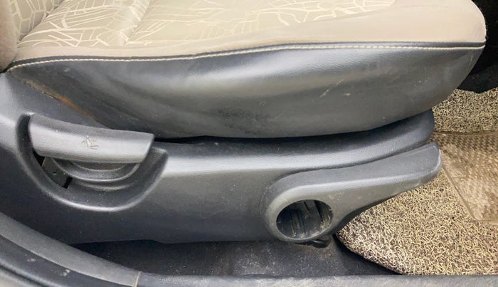 2016 Hyundai Xcent SX 1.2, CNG, Manual, 1,05,179 km, Driver Side Adjustment Panel