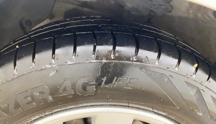 2016 Hyundai Xcent SX 1.2, CNG, Manual, 1,05,179 km, Left Front Tyre Tread