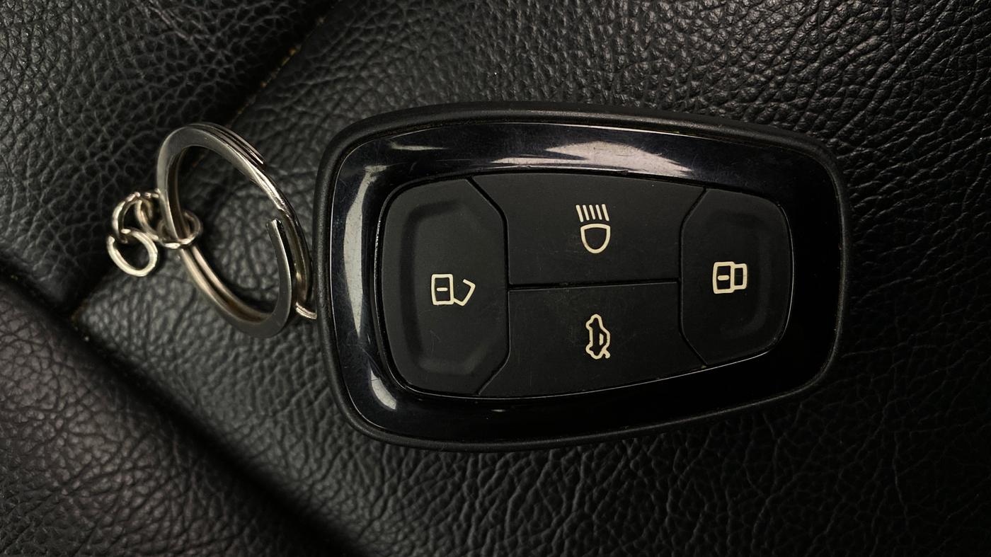 2023 Tata PUNCH CREATIVE AMT 1.2 RTN DUAL TONE, Petrol, Automatic, 31,600 km, Key Close Up