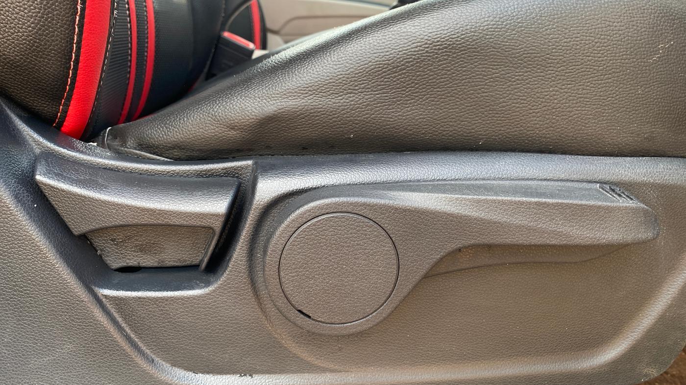 2019 Mahindra XUV300 W8 1.2 PETROL, Petrol, Manual, 38,170 km, Driver Side Adjustment Panel
