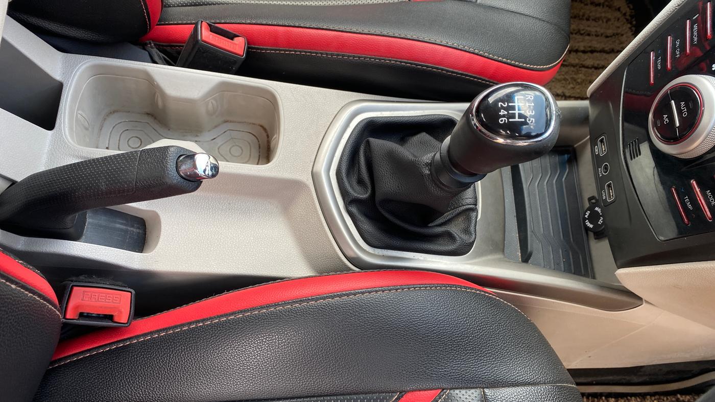 2019 Mahindra XUV300 W8 1.2 PETROL, Petrol, Manual, 38,170 km, Gear Lever