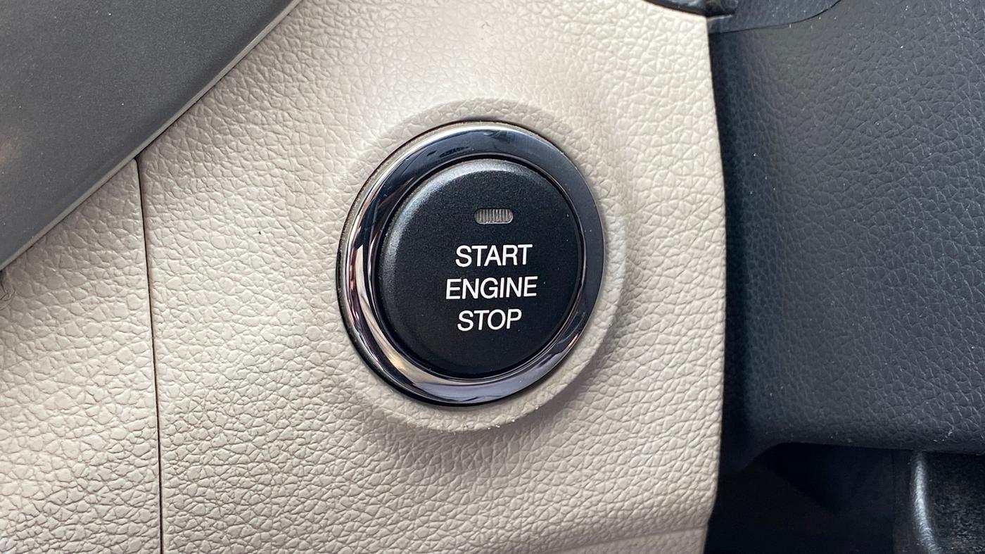 2019 Mahindra XUV300 W8 1.2 PETROL, Petrol, Manual, 38,170 km, Keyless Start/ Stop Button