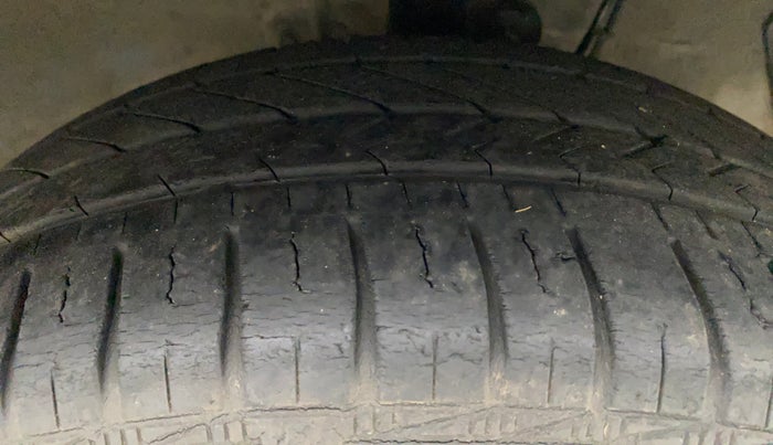 2013 Hyundai i20 MAGNA (O) 1.2, Petrol, Manual, 70,894 km, Right Front Tyre Tread